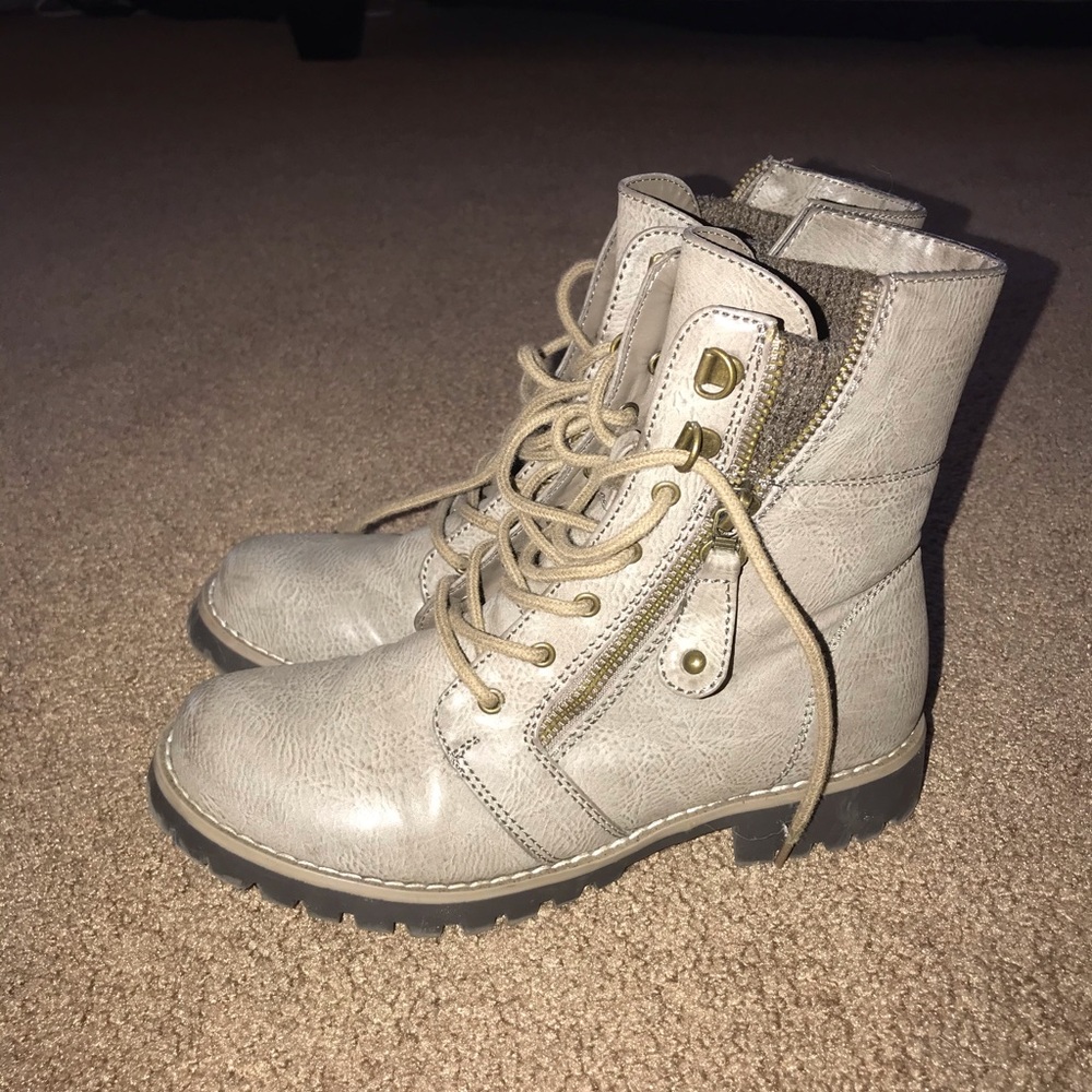 Combat boots